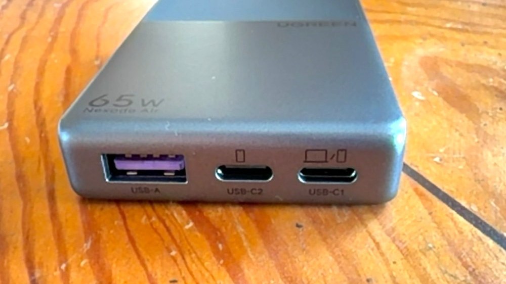 サイドから。3ポートあるとPC+スマホ+スマートウォッチという構成でも充電できそう