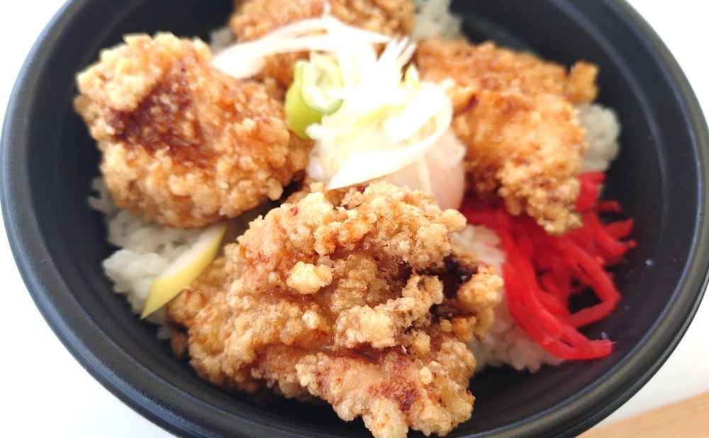 キッチンカーのからあげ丼を食べてみた！からあげ4個と温玉の丼