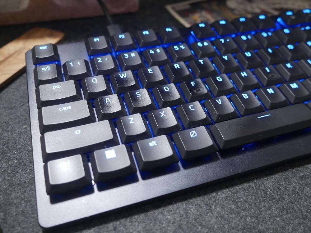 キーボードはピカピカ光ります