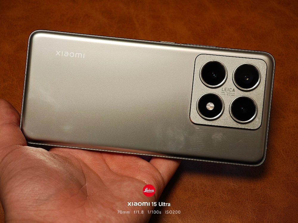Xiaomi14Tproは3色展開。今回は三色のなかで一番シックな チタングレーにした。