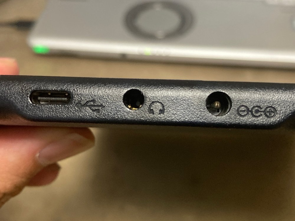 左からUSB-C端子、ステレオミニ端子、DCジャック