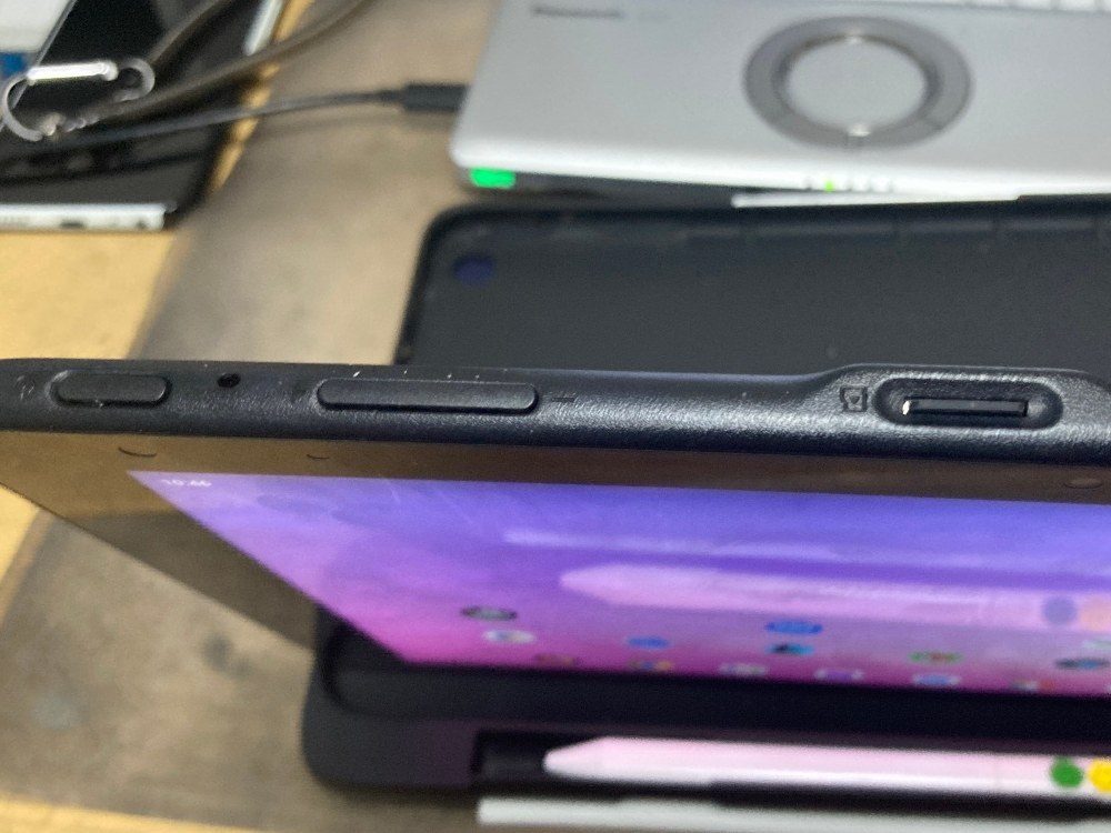 左から電源ボタン、マイク、音量ボタン、そしてmicroSDカードスロット