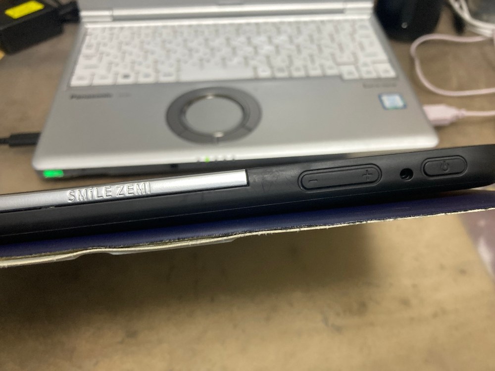 銀色の「SMILE ZEMI」と書かれたマグネットの部分にmicroSDカードスロットが隠れます。