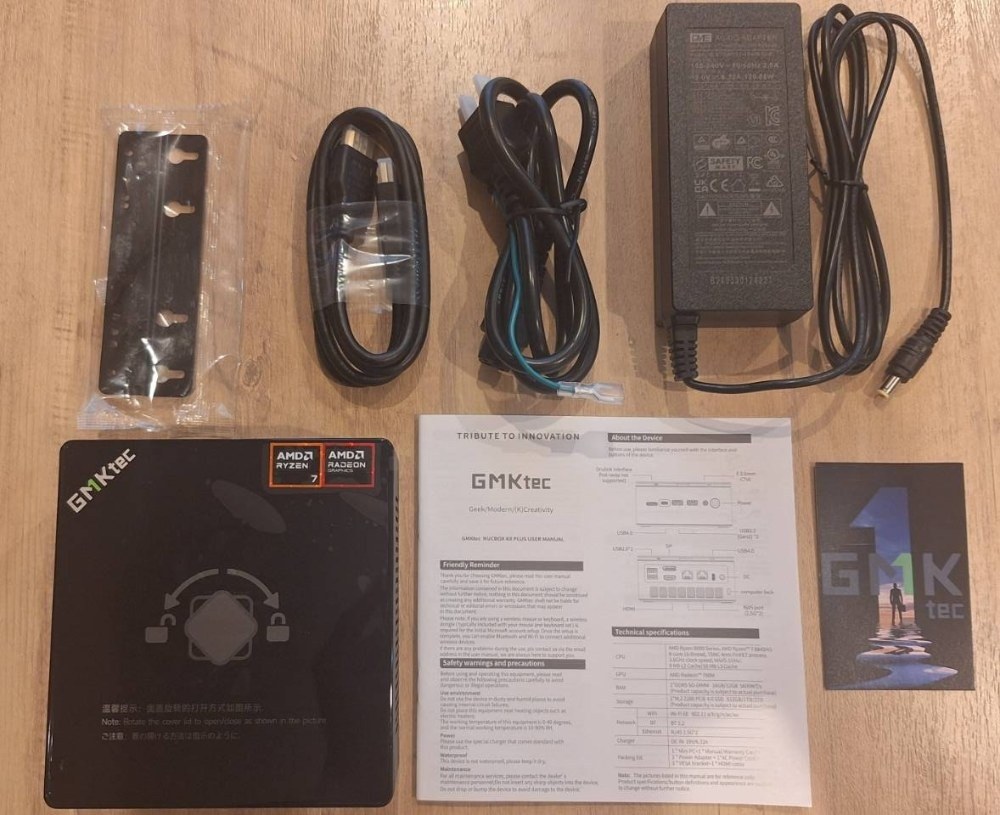 (3) 箱の中身。HDMIケーブルもついているので別途キーボード、マウス、モニターさえあればすぐ使い始めることができる