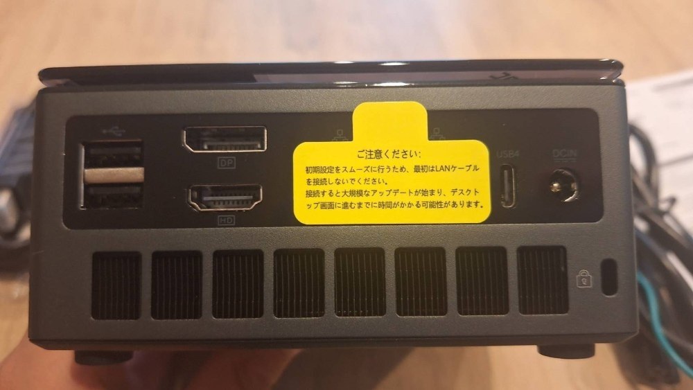 (5) 背面は端子と排気口。HDMIやDPなど映像関係の端子は背面についているためデスクをすっきりとできる