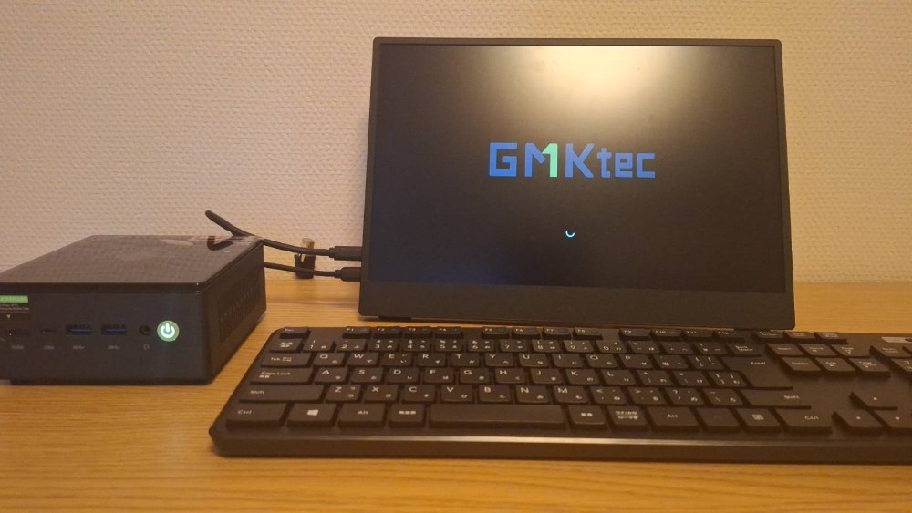 (6)モニター、キーボード、マウスなどを繋ぎ、電源を入れた様子