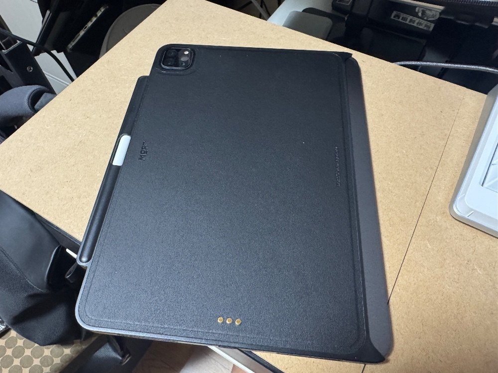 11インチサイズのMOFT製カバーは現在終売かも・・・ギリギリセーフでした。