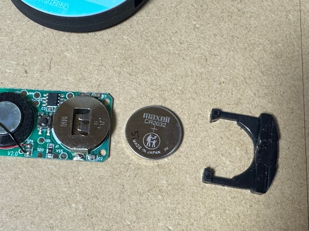 左からスピーカー、小さいぽっちのスイッチ、電池ケース。電池はマクセルのCR2032。