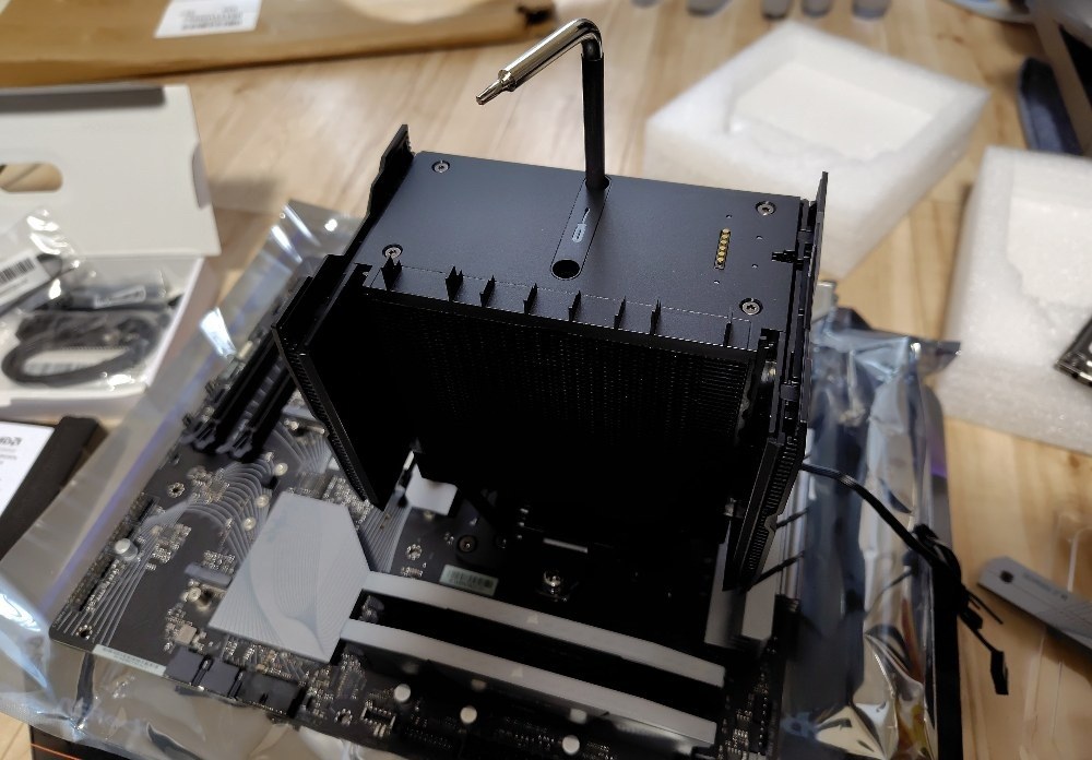 マザーボード:B850 LiveMixer WiFi (USBが23口もある)
