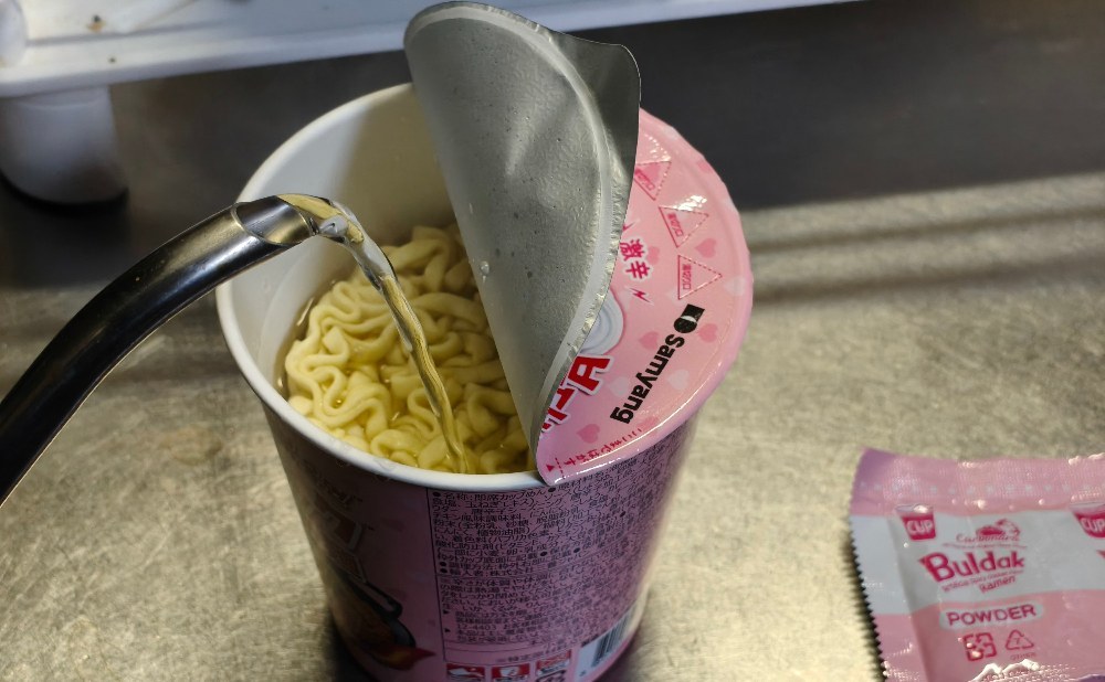 お湯を入れて4分待て
