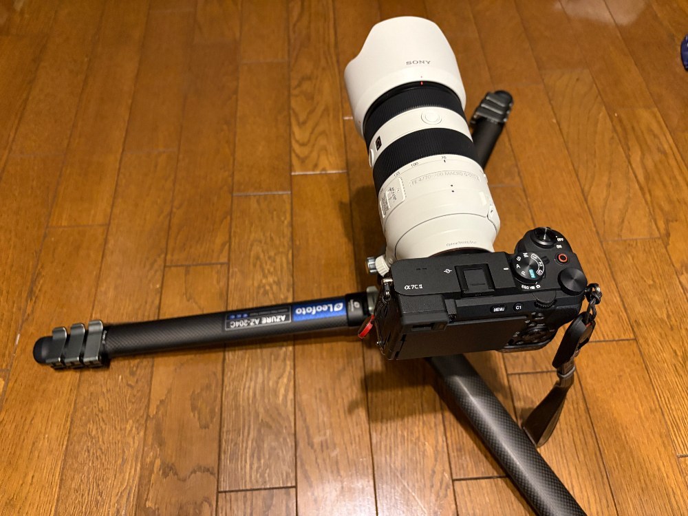 脚はかなり開く。4段階で調整可能(工具不要でセンターポールの分解可能)
