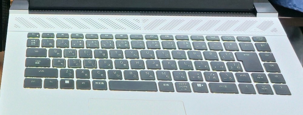 エンター横にキーがあるけどそもそもエンターキーがデカいからタイピングミスは少ない方。マイクと音量キーなので間違えて押しても問題はない