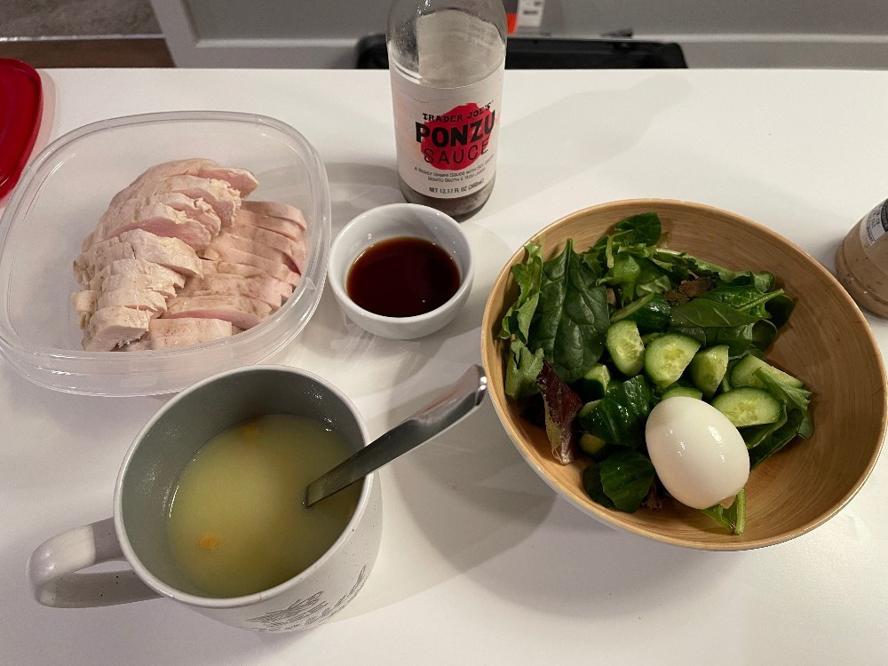 平日の食事の例。チキンサラダは1回5-6切れくらい