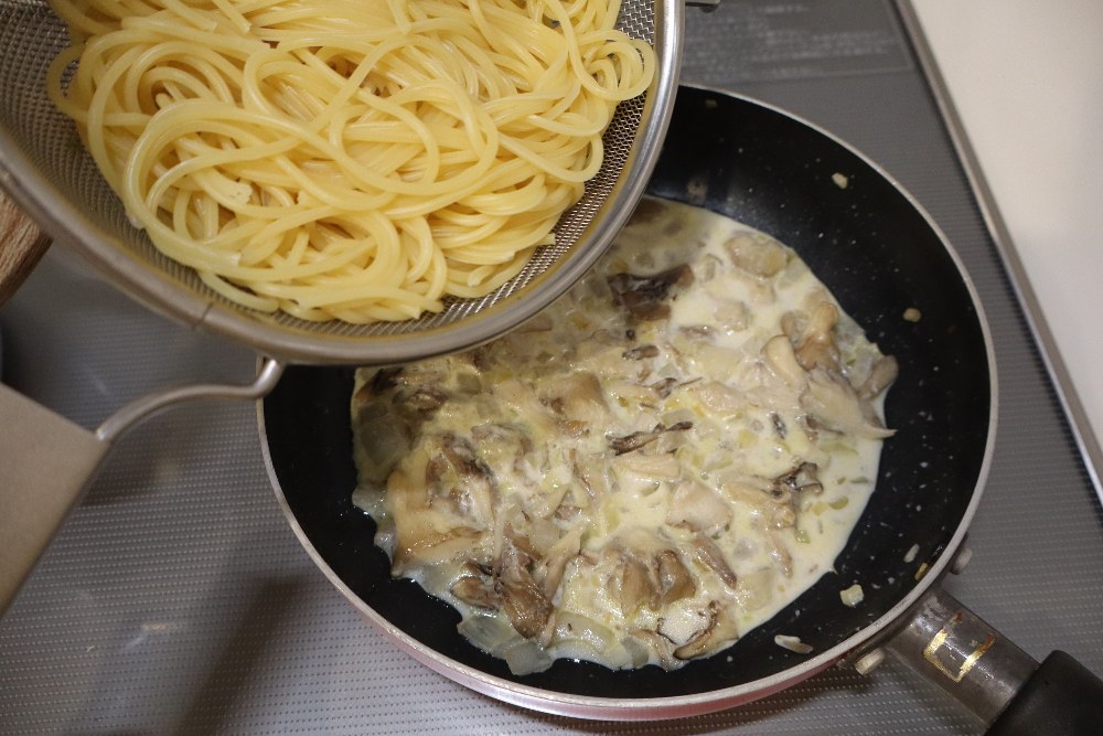 パスタを混ぜる