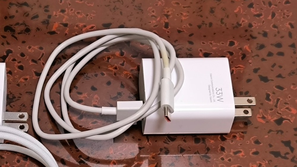 充電器は付属するよ!(汚れが歴戦感あるw)
