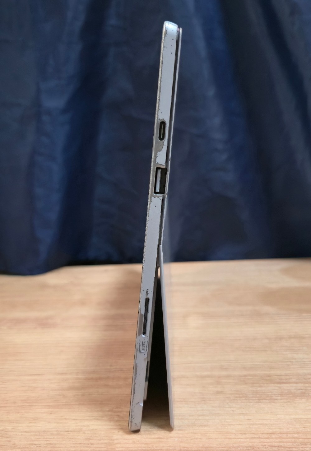 右側 Type-C、USB-A、SurfaceConnect