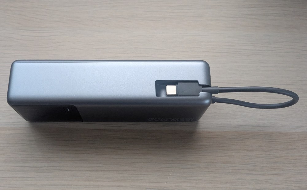 本体側面。内蔵USB-Cケーブルの格納部がある。