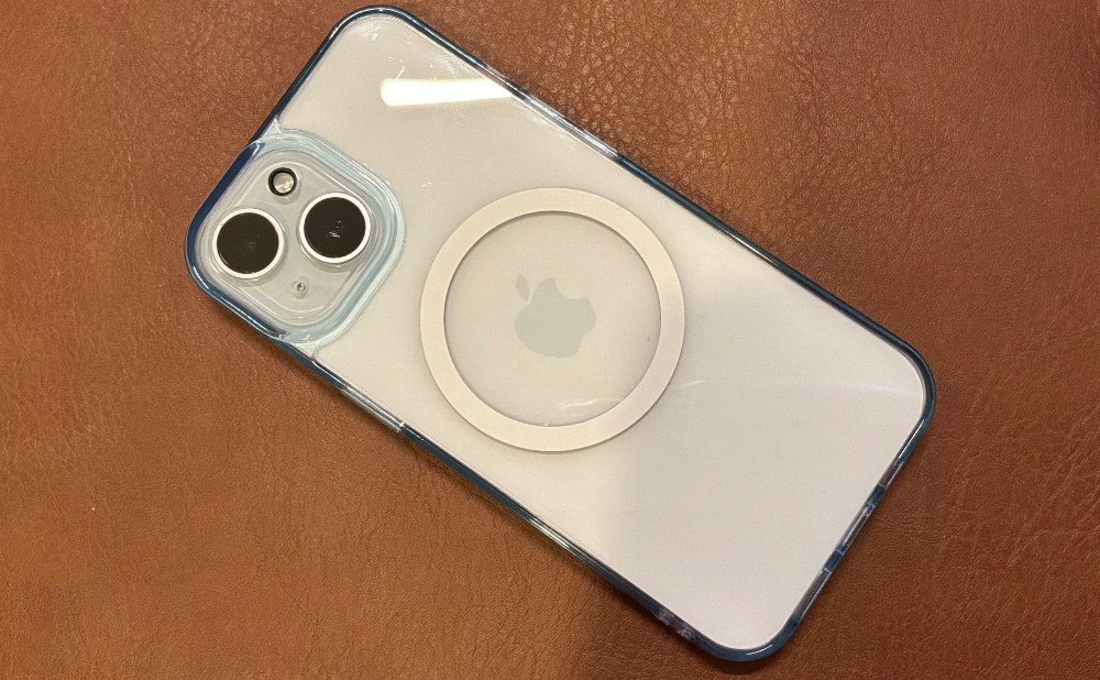 全部のアクセサリーを装着したiPhone15