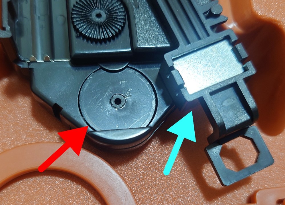 赤い矢印がコイルで水色の矢印が磁石