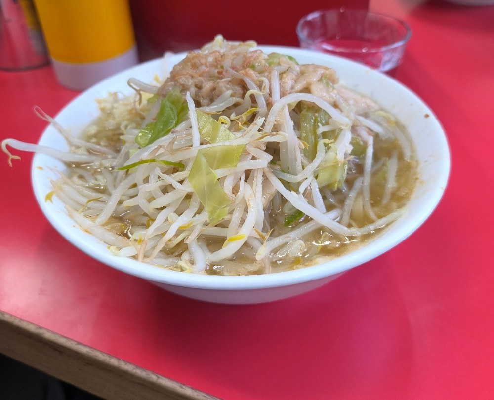 小ラーメン700円。チャーシューは野菜の下に埋もれている。