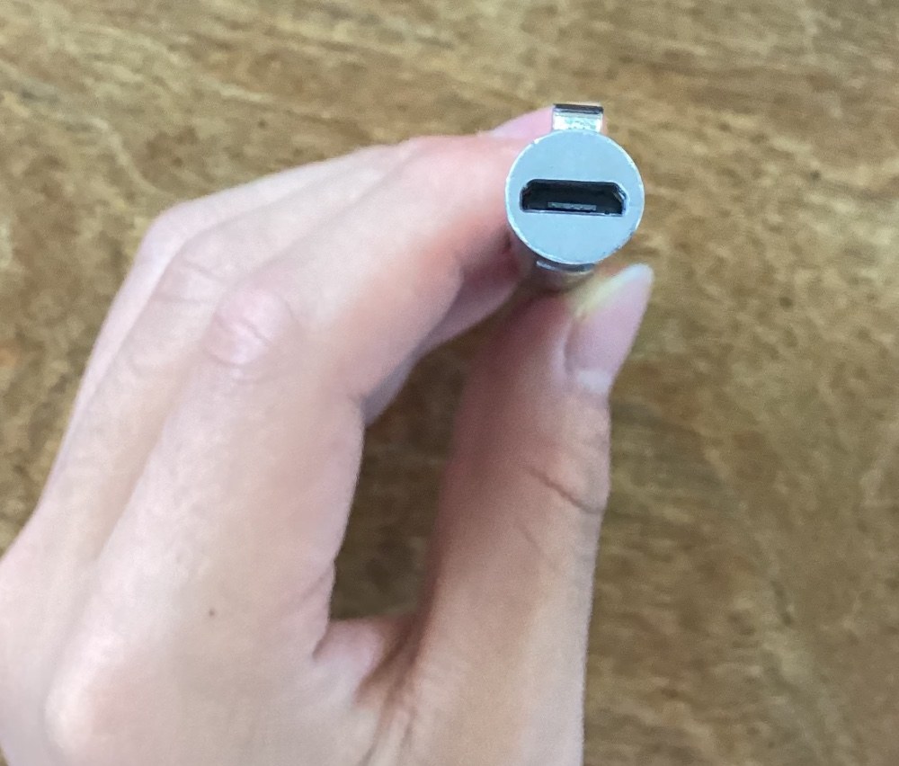 充電端子がマイクロUSB