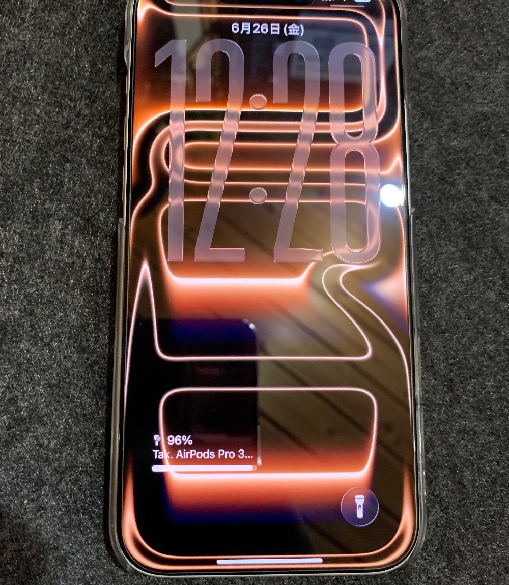 壁紙はiPhone17 Pro Maxオリジナルデザインのあえてコズミックオレンジverで強調してます。オリジナル壁紙はそのiPhoneでしか美しさを出せないので良いっすよね。