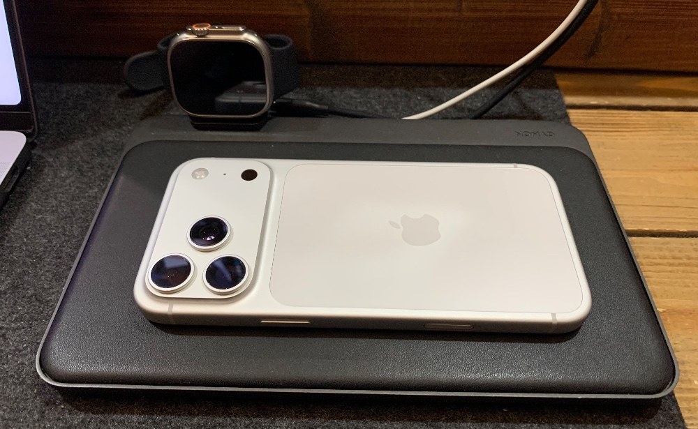 知る人ぞ知る NOMADの本革充電ステーション。置くだけQi充電なんですが、この「Base Station Pro 」っていうのは大失敗作(笑)なので真剣利用しようとしている方はご注意を。私は本革が好きなんで、お気に入りデバイスをここに置いて眺めるのが習慣です。(置く専なので通電はしてませんw)