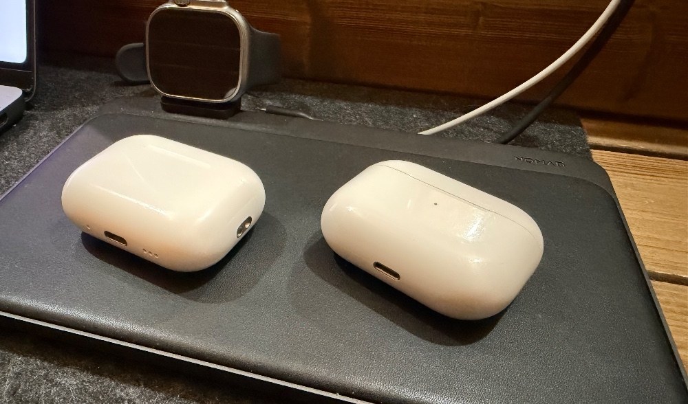 左：AirPods Pro３   右：AirPods Pro初代