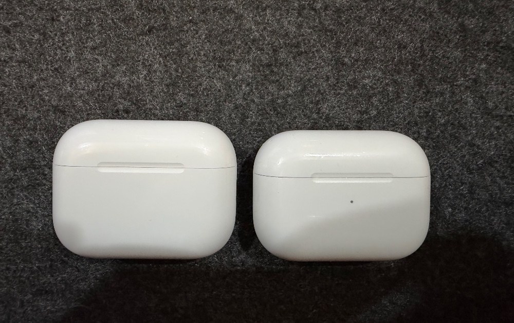 左：AirPods Pro３   右：AirPods Pro初代
