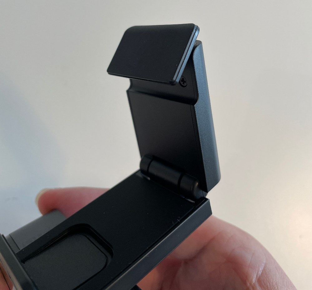 ディスプレイの背面に当たる部分。同じくパッドが貼ってある