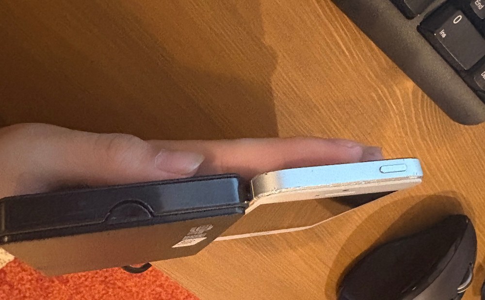 左　ポータブルHDD 右　iPhonese初代