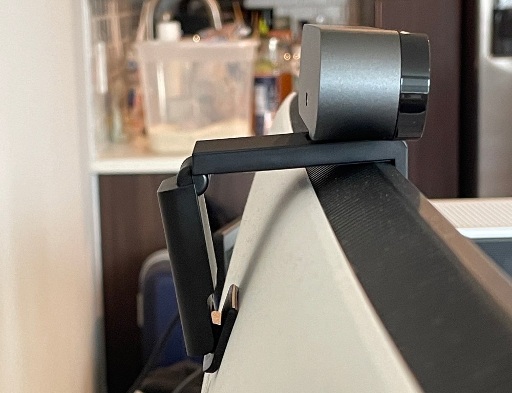 ディスプレイの背面にぴったりフィット