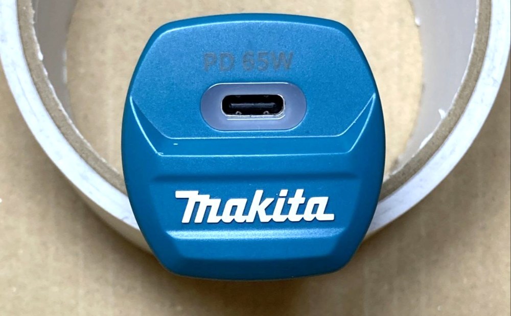 マキタカラーの本体にホワイトのロゴ