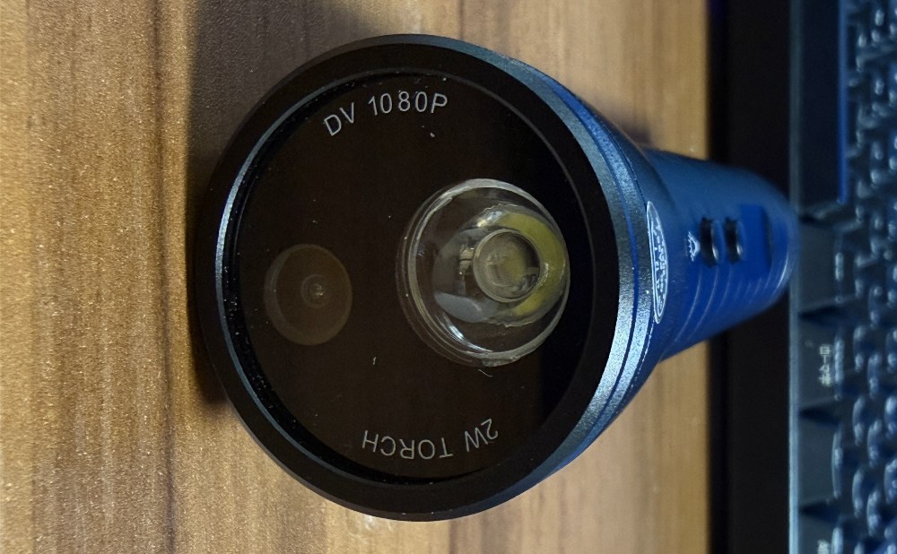 全面のカメラとLEDライト