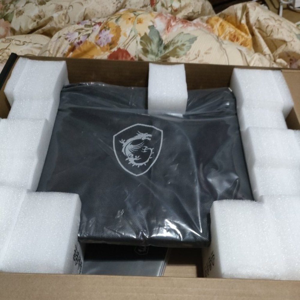 届いてみると　ほぼ使った形跡なしで　コロナの時に会社がリモート様に　にまとめて買ったけど使わなかったようなものでした