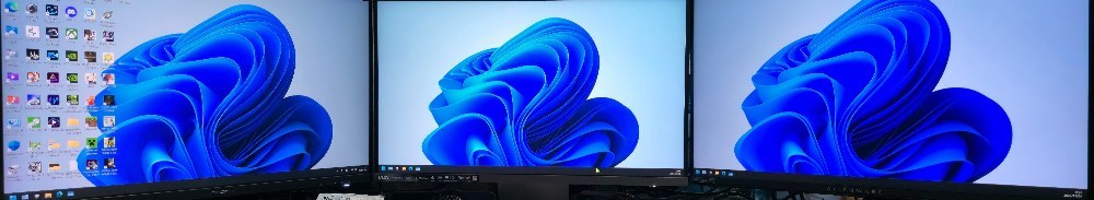 左から雑に扱える中華モニター、動画やアニメ鑑賞用などのMSI(視聴しやすい用に輝度を上げてる)、ゲーミング用途のAlienware