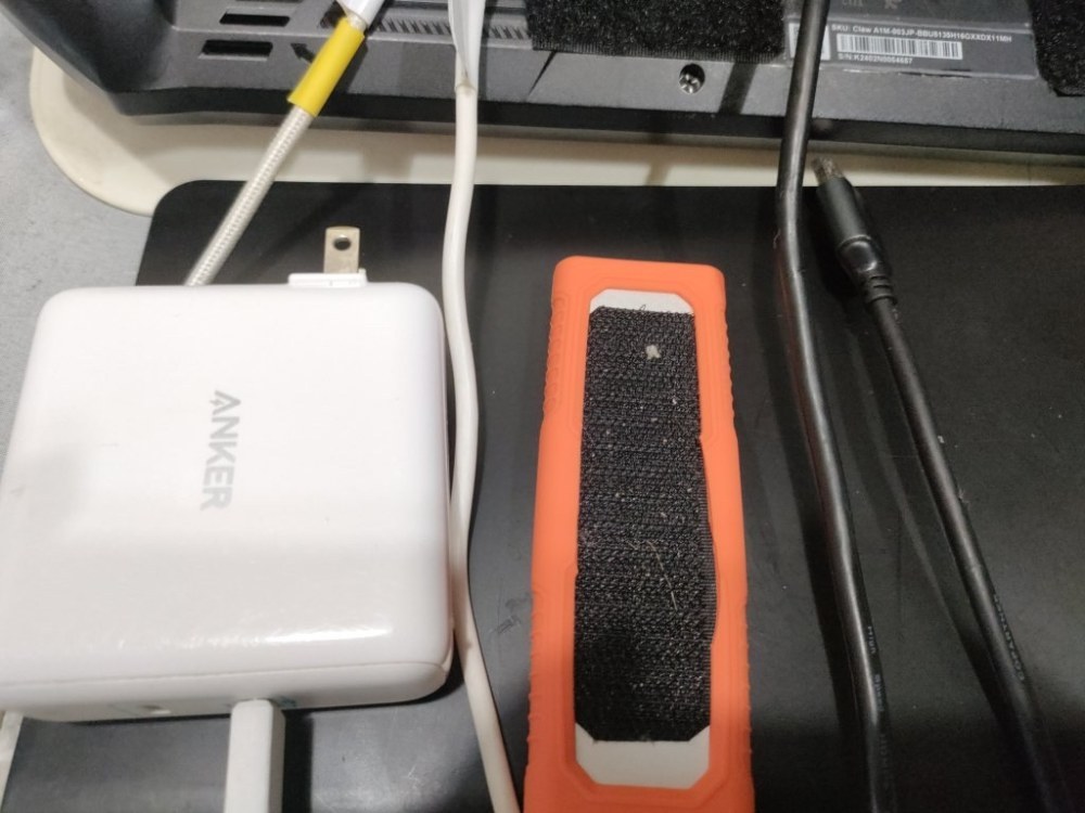 サンダーボルト規格なのでHPのノートパソコンの高級ハブ18000円が使えますHP専用みたいな感じで買う人もいないので　2800円で買えました