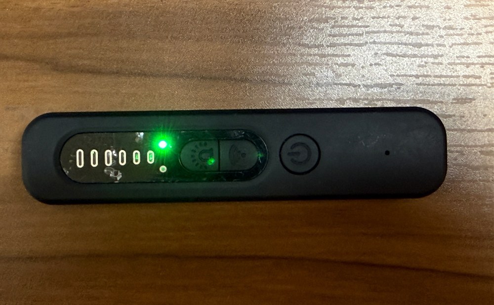 向かって左側のボタンを2回押すとGPSを検出するモード