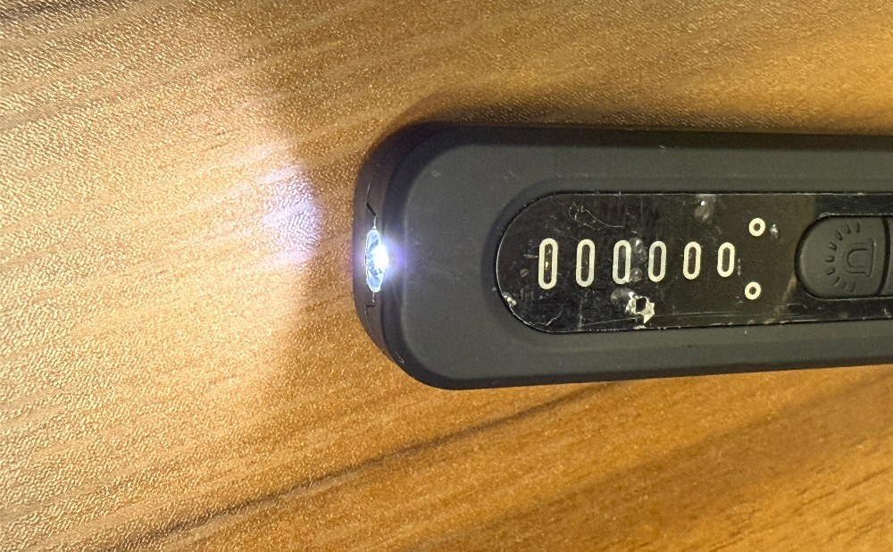 電源が入っている状態でボタンを３回押すとLEDライト点灯