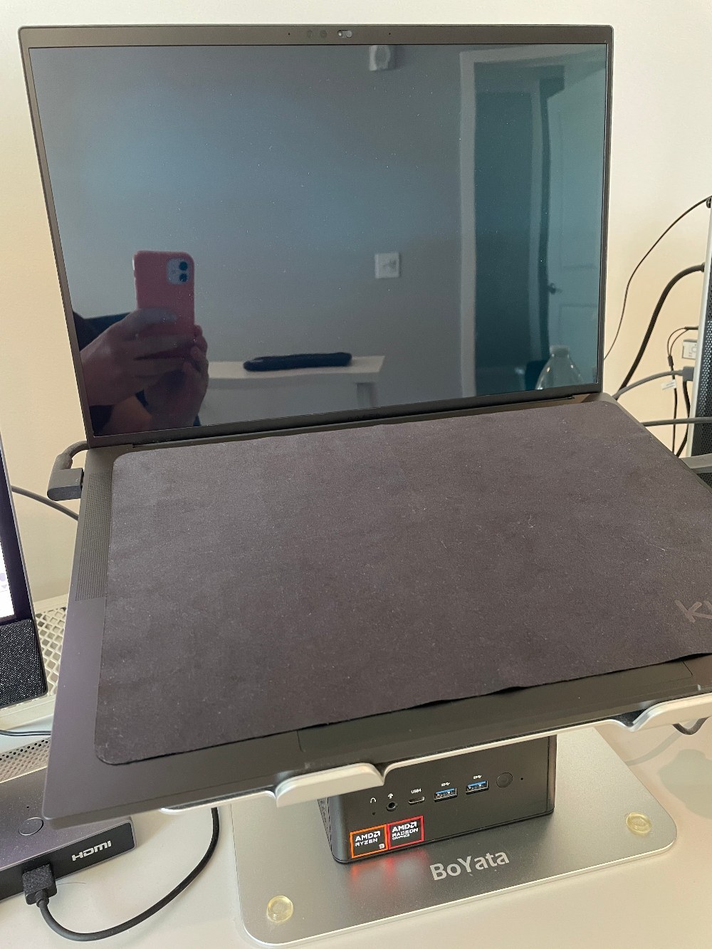 普段はBoYataのノートPCスタンドの上が定位置