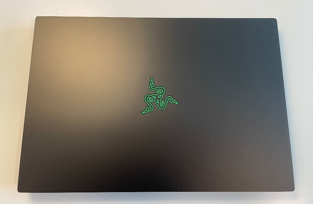 上面。アルミにRazerのロゴ