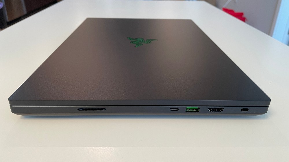 右側。左からSDカード、ThunderBolt4、USB-A、HDMI