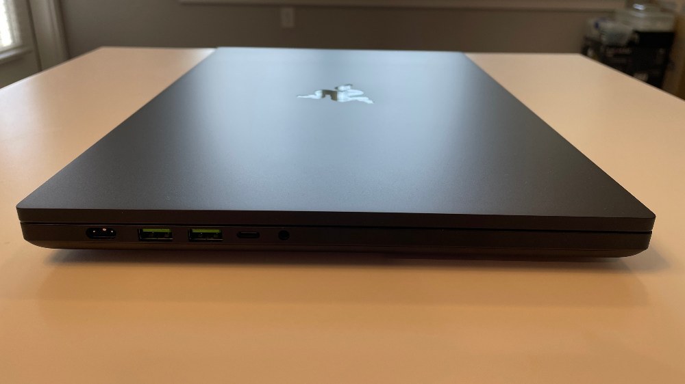 左側。左から電源コネクタ、USB-Ax2、USB-C、3.5mm音声端子