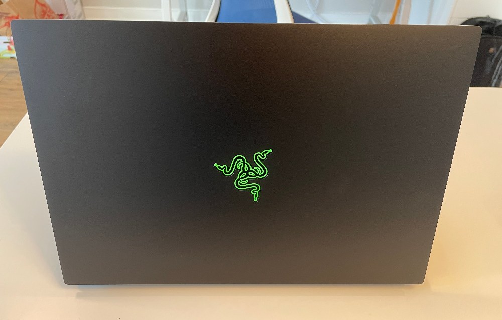 電源をつけると背面のRazerのロゴが光るヨ