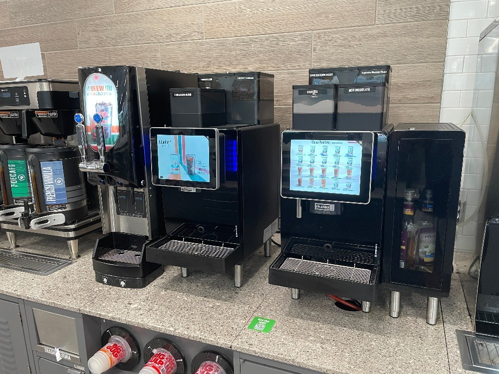 セブンブランドのコーヒーマシーンもある