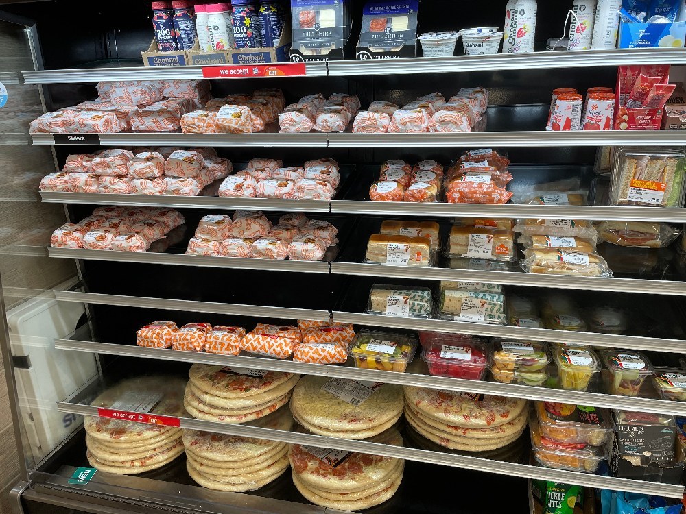 ハンバーガーとピザばかりの不健康な棚w