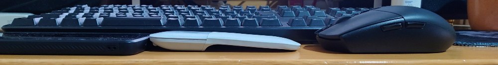 奥にあるのは皆さん御用達ElecomのBluetoothキーボード。ハードオフで500円左からXperia1 iii,Surface Arcマウス,LogicoolG304