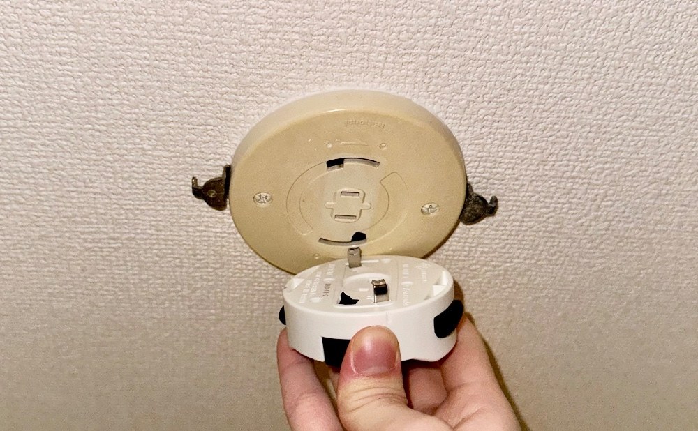 金具の突起と引掛シーリング側のデカ穴を合わせる
