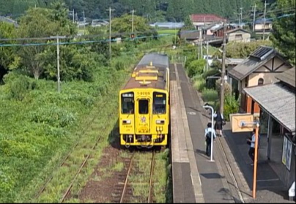 この黄色い車両がキハ125形（厳木駅、2025年8月）