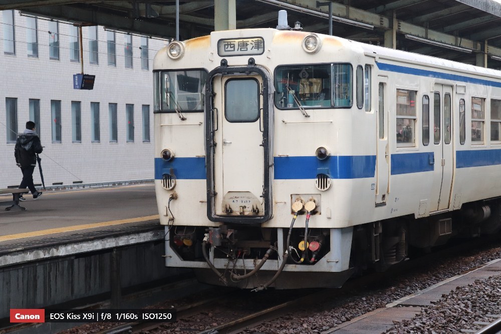 佐賀駅で出発待ちのキハ47-8157(2022年1月、佐賀駅)